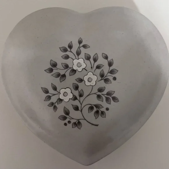 Pfaltzgraff Gray Heart Ceramic Trinket Box Heirloom Pattern. - Picture 2 of 7